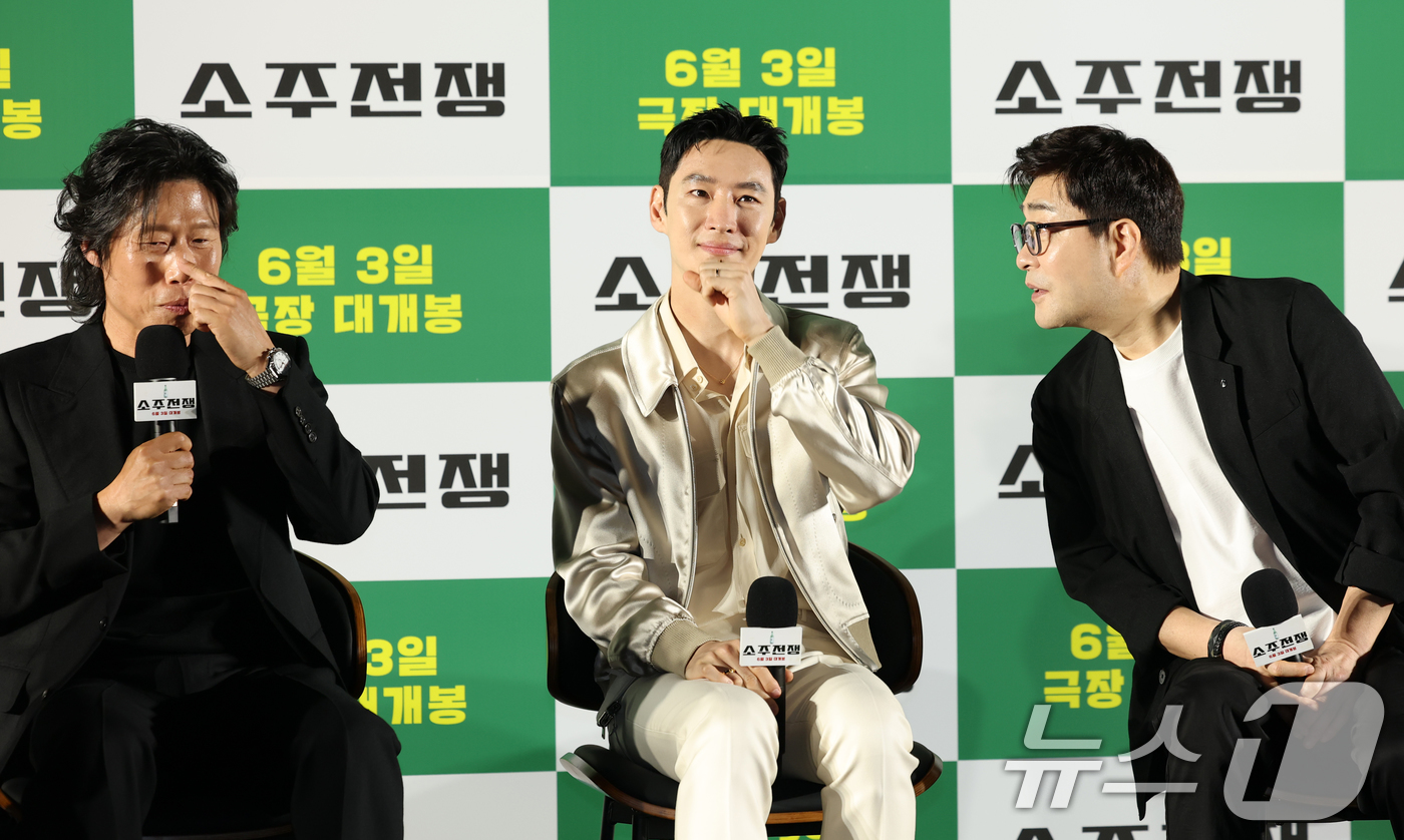 (서울=뉴스1) 권현진 기자 = 배우 유해진(왼쪽)과 손현주(오른쪽)가 24일 오전 서울 강남구 삼성동 메가박스 코엑스점에서 열린 영화 '소주전쟁' 제작보고회에 참석해 이제훈의 콧 …