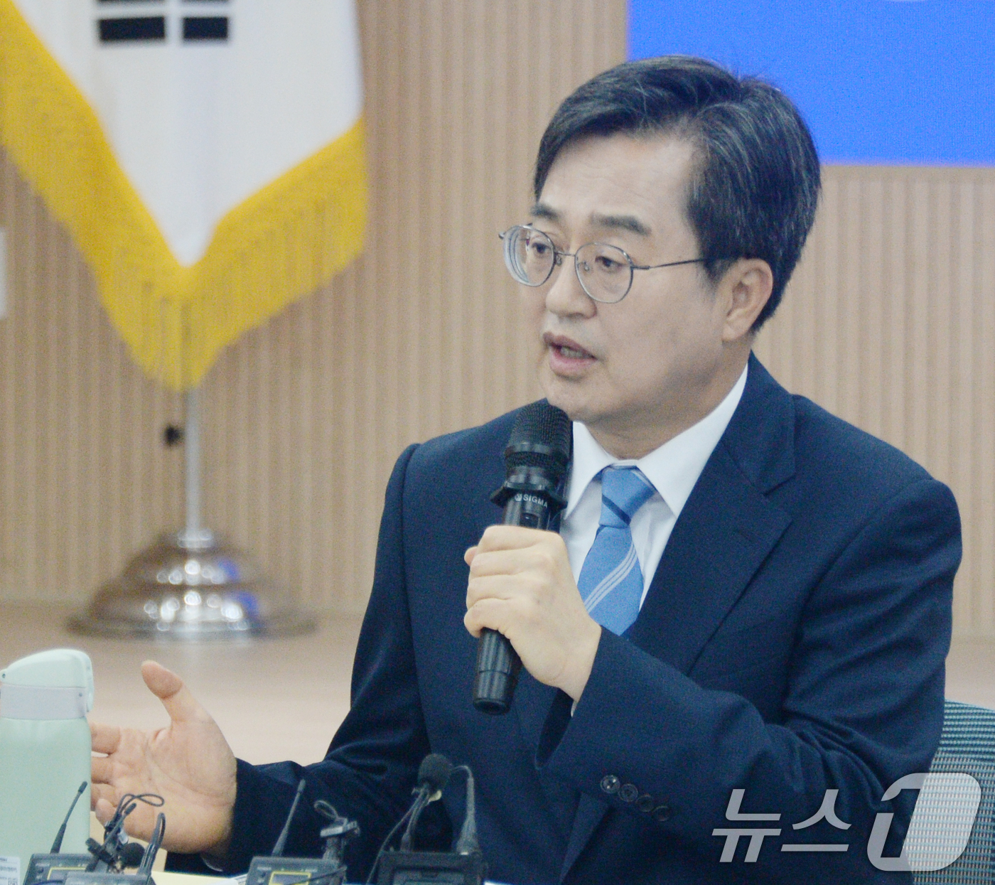 (전주=뉴스1) 유경석 기자 = 김동연 더불어민주당 대선 경선 후보가 24일 전북자치도 전주시 민주당 전북특별자치도당에서 열린 간담회에서 인사말을 하고 있다. 2025.4.24/뉴 …