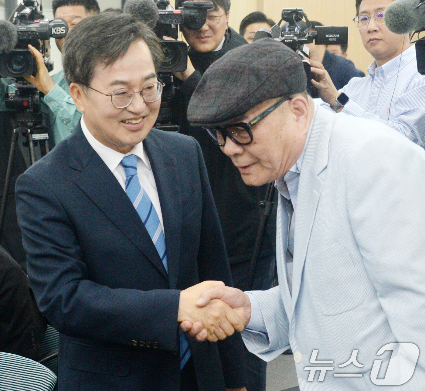 (전주=뉴스1) 유경석 기자 = 김동연 더불어민주당 대선 경선 후보(왼쪽)가 24일 전북자치도 전주시 민주당 전북특별자치도당에서 열린 간담회에 앞서 당원과 인사를 나누고 있다. 2 …