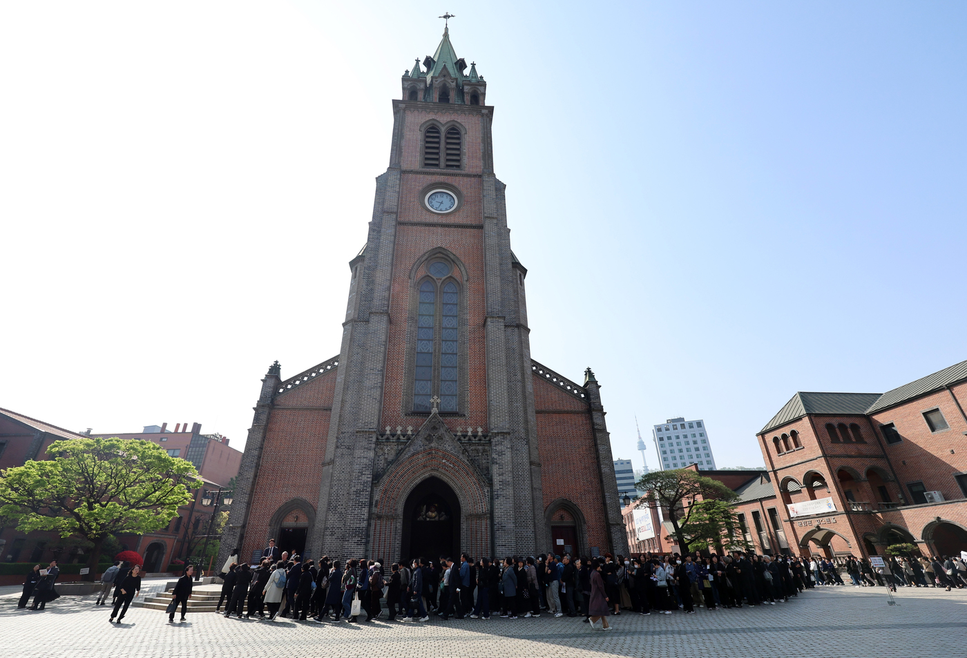 (서울=뉴스1) 사진공동취재단 = 천주교 신자들이 24일 오전 서울 중구 명동대성당에서 거행된 프란치스코 교황 추모 미사에 참석하고 있다. 2025.4.24/뉴스1