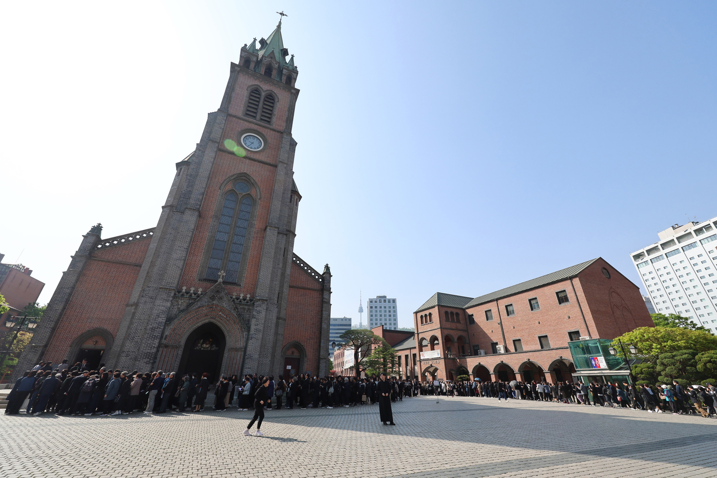 (서울=뉴스1) 사진공동취재단 = 천주교 신자들이 24일 오전 서울 중구 명동대성당에서 거행된 프란치스코 교황 추모 미사에 참석하고 있다. 2025.4.24/뉴스1