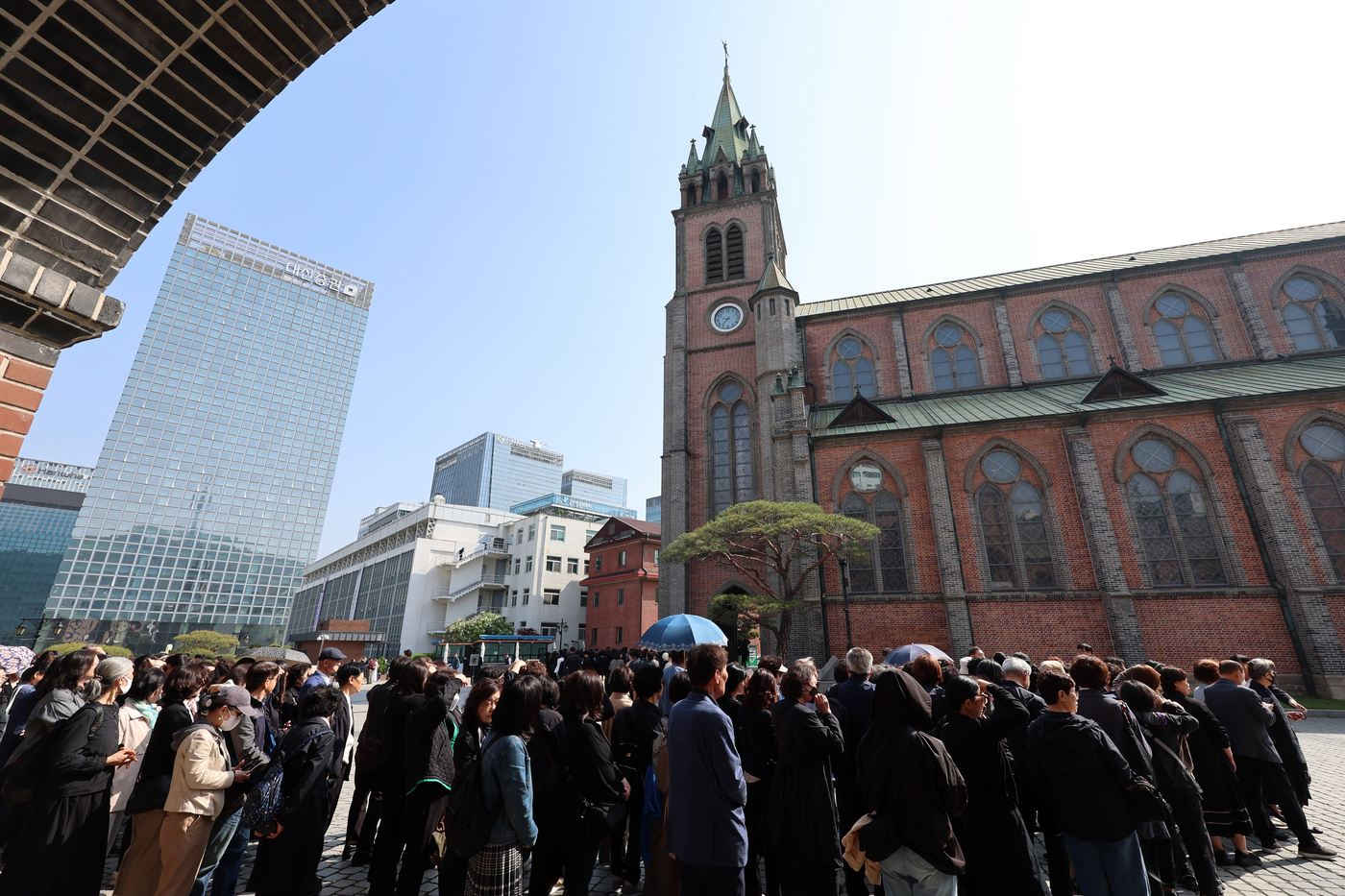 (서울=뉴스1) 사진공동취재단 = 천주교 신자들이 24일 오전 서울 중구 명동대성당에서 거행된 프란치스코 교황 추모 미사에 참석하고 있다. 2025.4.24/뉴스1