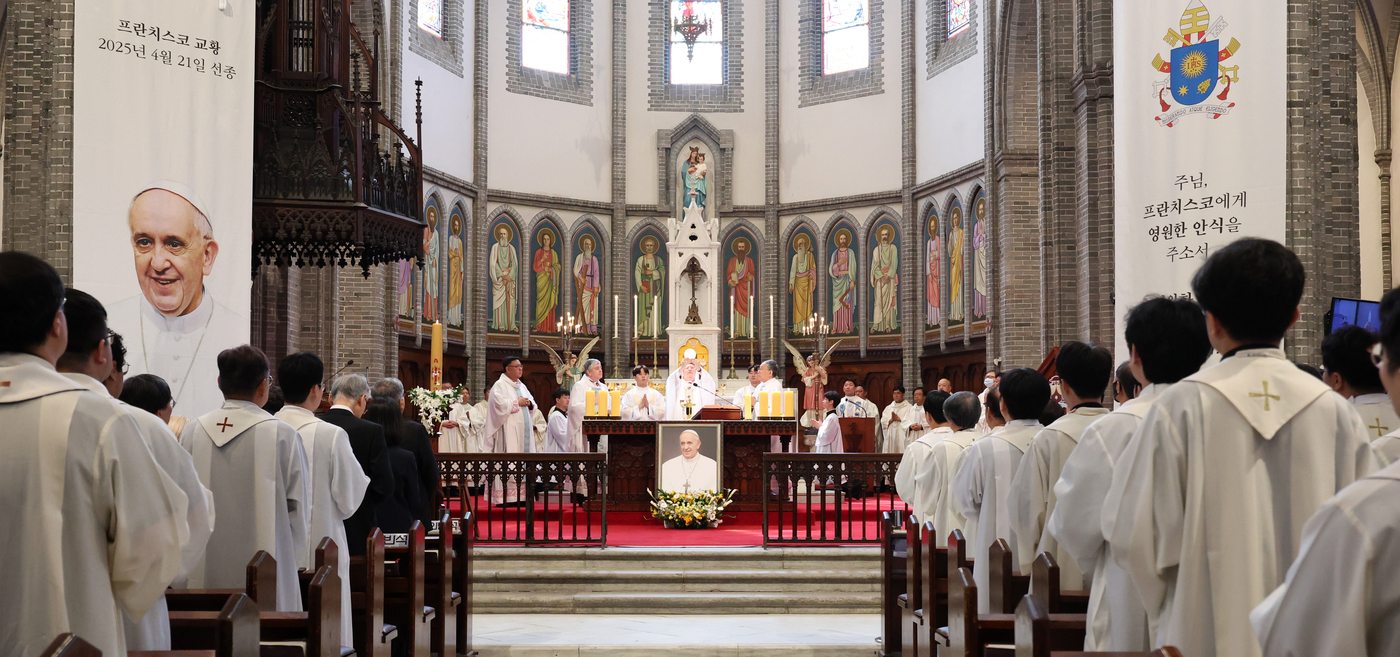 (서울=뉴스1) 사진공동취재단 = 24일 오전 서울 중구 명동대성당에서 천주교 서울대교구장 정순택 대주교 주례로 프란치스코 교황 추모 미사가 거행되고 있다. 2025.4.24/뉴스 …