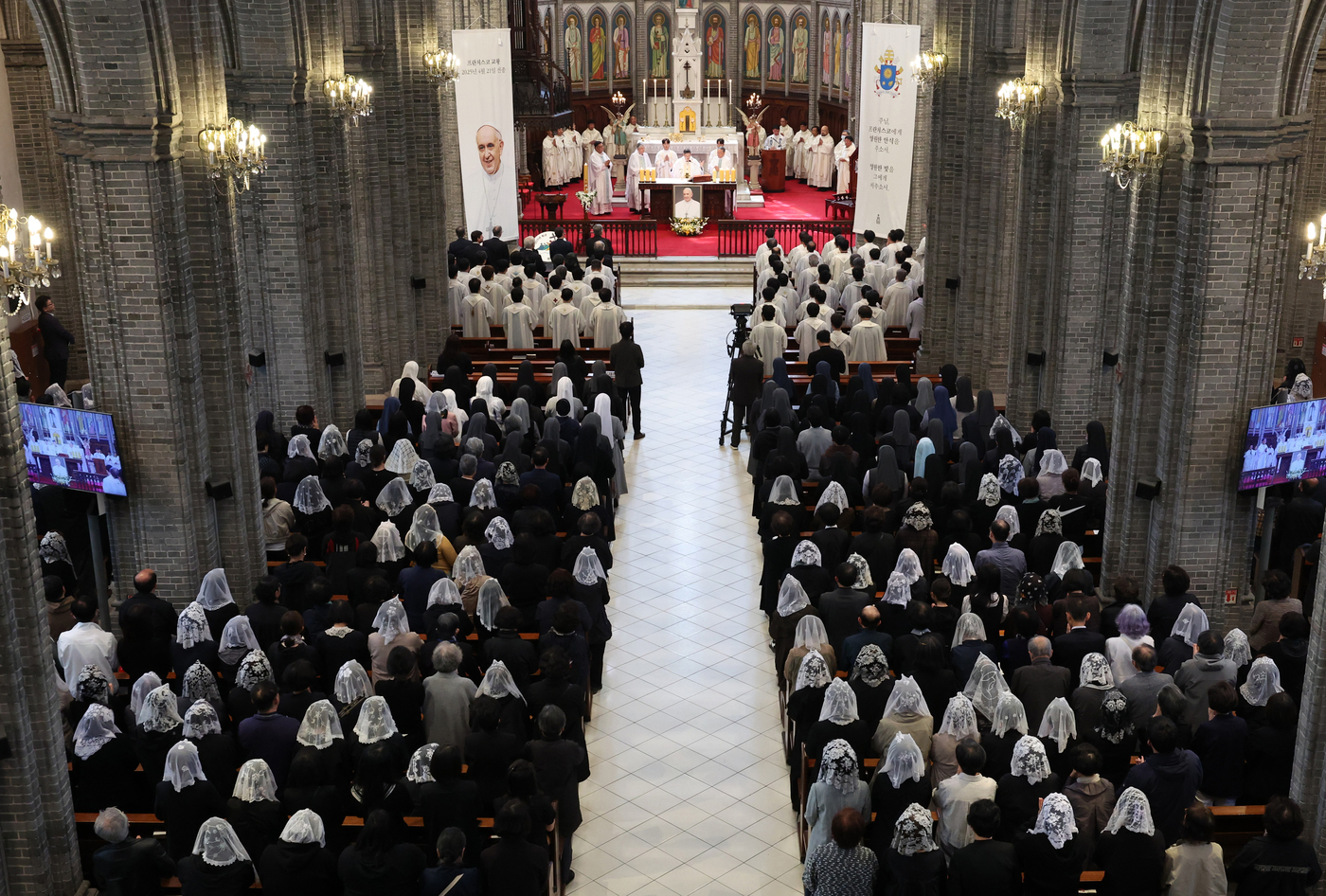 (서울=뉴스1) 사진공동취재단 = 24일 오전 서울 중구 명동대성당에서 천주교 서울대교구장 정순택 대주교 주례로 프란치스코 교황 추모 미사가 거행되고 있다. 2025.4.24/뉴스 …
