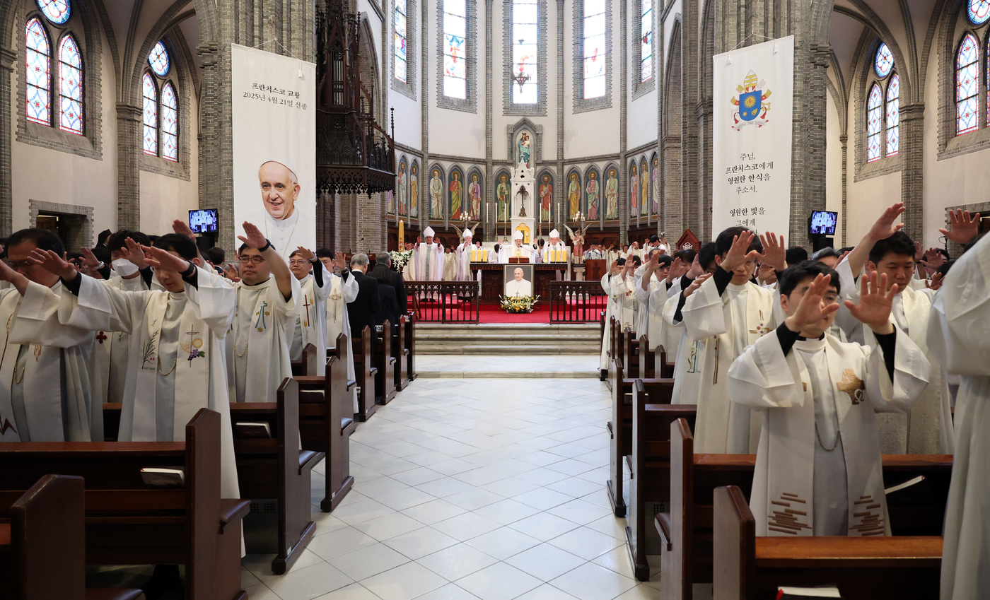 (서울=뉴스1) 사진공동취재단 = 24일 오전 서울 중구 명동대성당에서 천주교 서울대교구장 정순택 대주교 주례로 프란치스코 교황 추모 미사가 거행되고 있다. 2025.4.24/뉴스 …