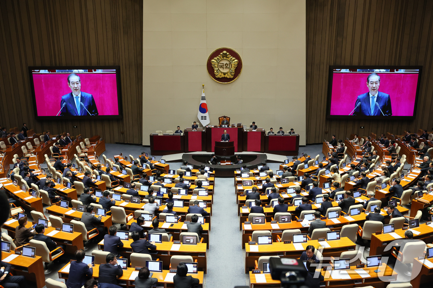 (서울=뉴스1) 임세영 기자 = 한덕수 대통령 권한대행 국무총리가 24일 서울 여의도 국회 본회의장에서 2025년도 제1회 추가경정예산안에 대한 정부의 시정연설을 하고 있다. (총 …