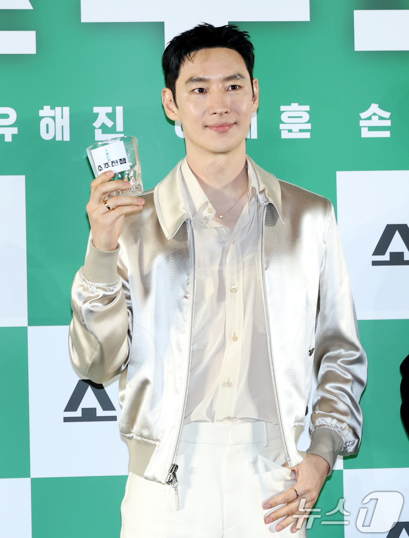 (서울=뉴스1) 권현진 기자 = 배우 이제훈이 24일 오전 서울 강남구 삼성동 메가박스 코엑스점에서 열린 영화 '소주전쟁' 제작보고회에 참석해 포즈를 취하고 있다.영화 ‘소주전쟁’ …