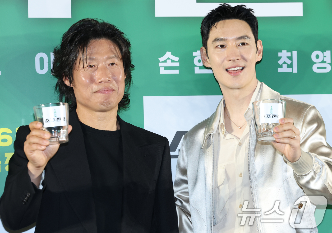(서울=뉴스1) 권현진 기자 = 배우 유해진과 이제훈(오른쪽)이 24일 오전 서울 강남구 삼성동 메가박스 코엑스점에서 열린 영화 '소주전쟁' 제작보고회에 참석해 포즈를 취하고 있다 …