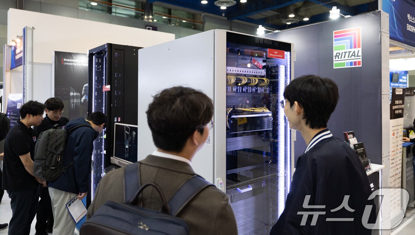 본문 이미지 - 24일 서울 강남구 코엑스에서 열린 '2025 월드 IT쇼'를 찾은 관람객들이 부스를 둘러보고 있다. 'AI로 디지털 대전환, 과학기술로 미래 선도'를 슬로건으로 열린 이번 월드 IT쇼는 오는 26일까지 코엑스에서 열린다. 2025.4.24 ⓒ 뉴스1 이승배 기자