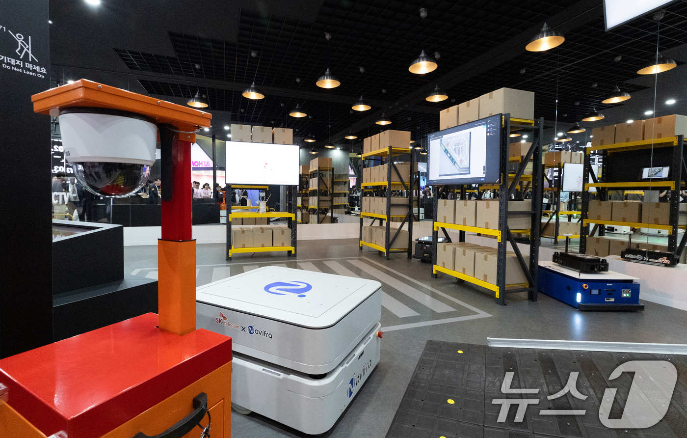 (서울=뉴스1) 이승배 기자 = 24일 서울 강남구 코엑스에서 열린 '2025 월드 IT쇼'에 스마트 팩토리 시스템이 전시돼 있다.'AI로 디지털 대전환, 과학기술로 미래 선도'를 …