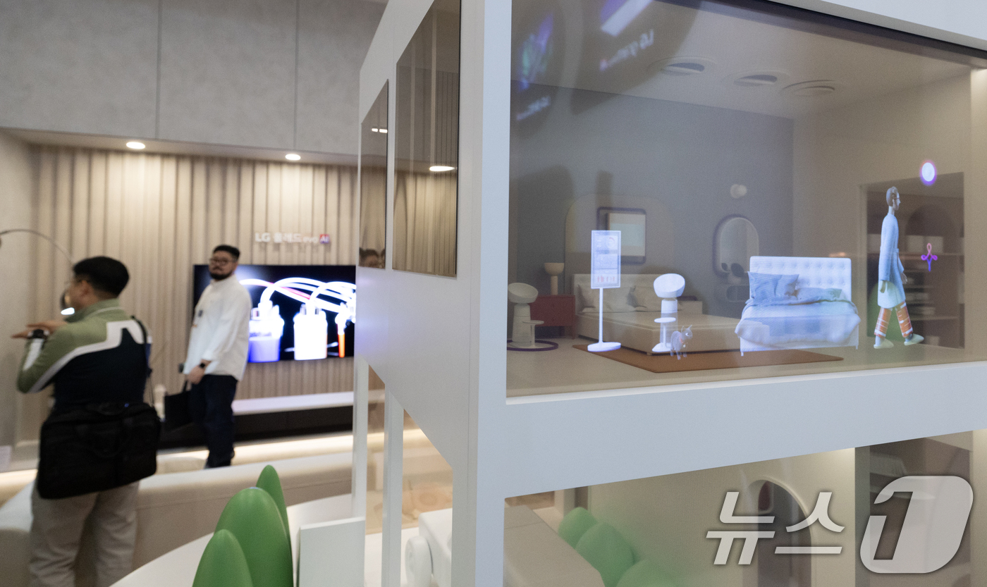 (서울=뉴스1) 이승배 기자 = 24일 서울 강남구 코엑스에서 열린 '2025 월드 IT쇼'를 찾은 관람객들이 부스를 둘러보고 있다.'AI로 디지털 대전환, 과학기술로 미래 선도' …