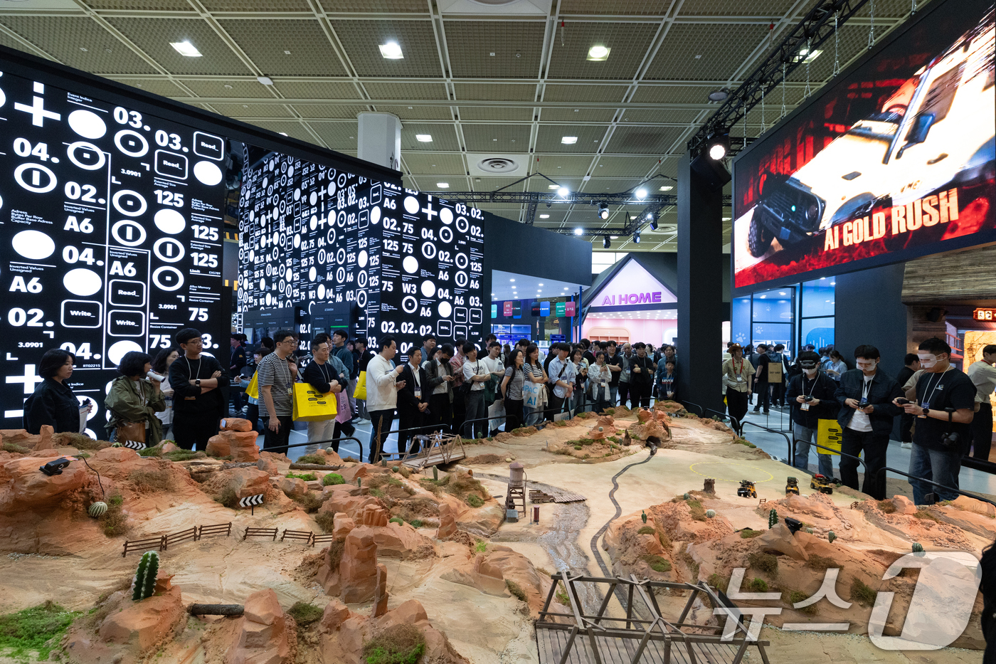 (서울=뉴스1) 이승배 기자 = 24일 서울 강남구 코엑스에서 열린 '2025 월드 IT쇼'를 찾은 관람객들이 부스를 둘러보고 있다.'AI로 디지털 대전환, 과학기술로 미래 선도' …