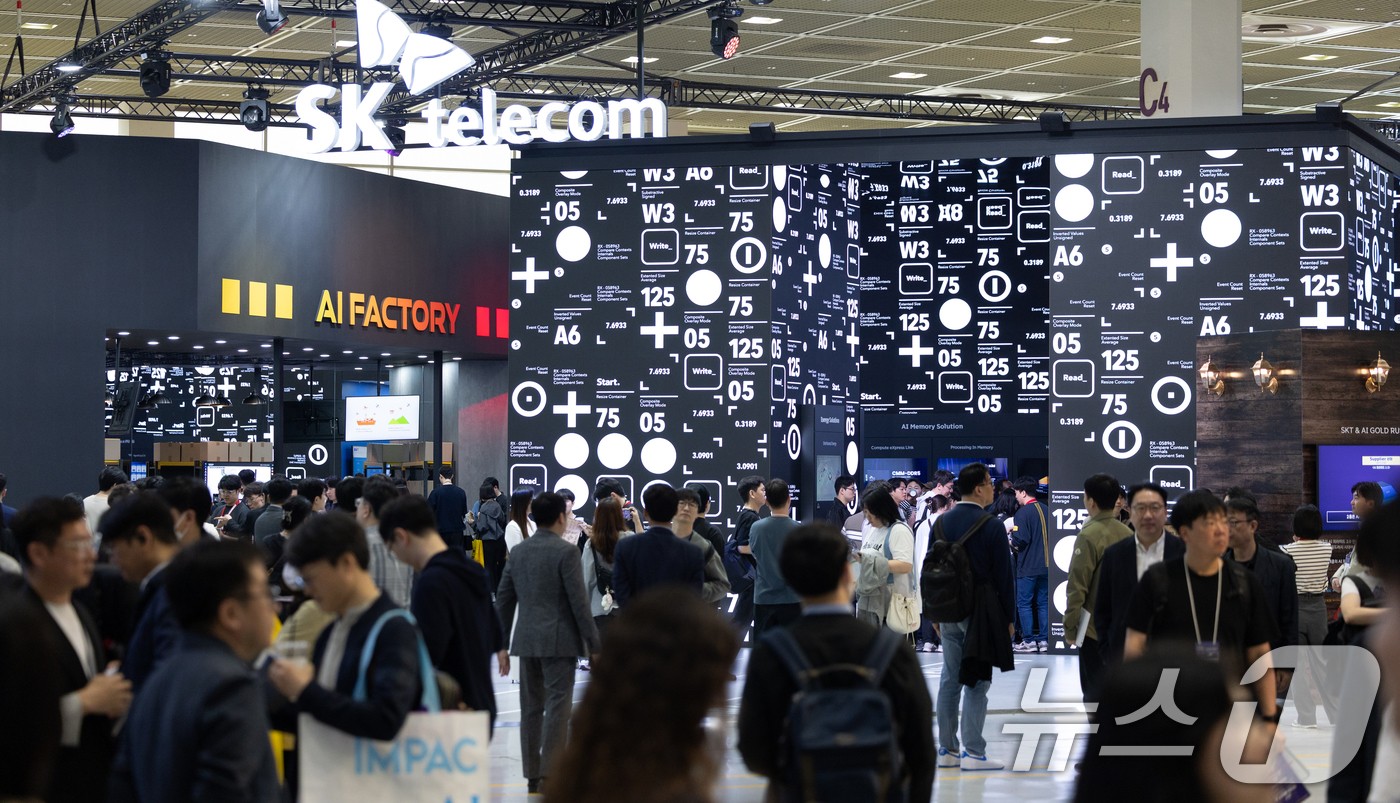 (서울=뉴스1) 이승배 기자 = 24일 서울 강남구 코엑스에서 열린 '2025 월드 IT쇼'를 찾은 관람객들이 부스를 둘러보고 있다.'AI로 디지털 대전환, 과학기술로 미래 선도' …