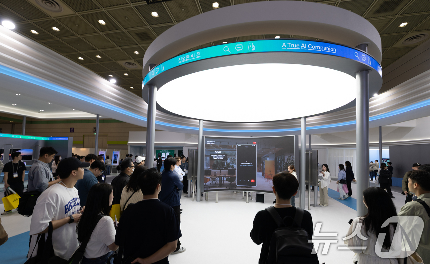 (서울=뉴스1) 이승배 기자 = 24일 서울 강남구 코엑스에서 열린 '2025 월드 IT쇼'를 찾은 관람객들이 부스를 둘러보고 있다.'AI로 디지털 대전환, 과학기술로 미래 선도' …