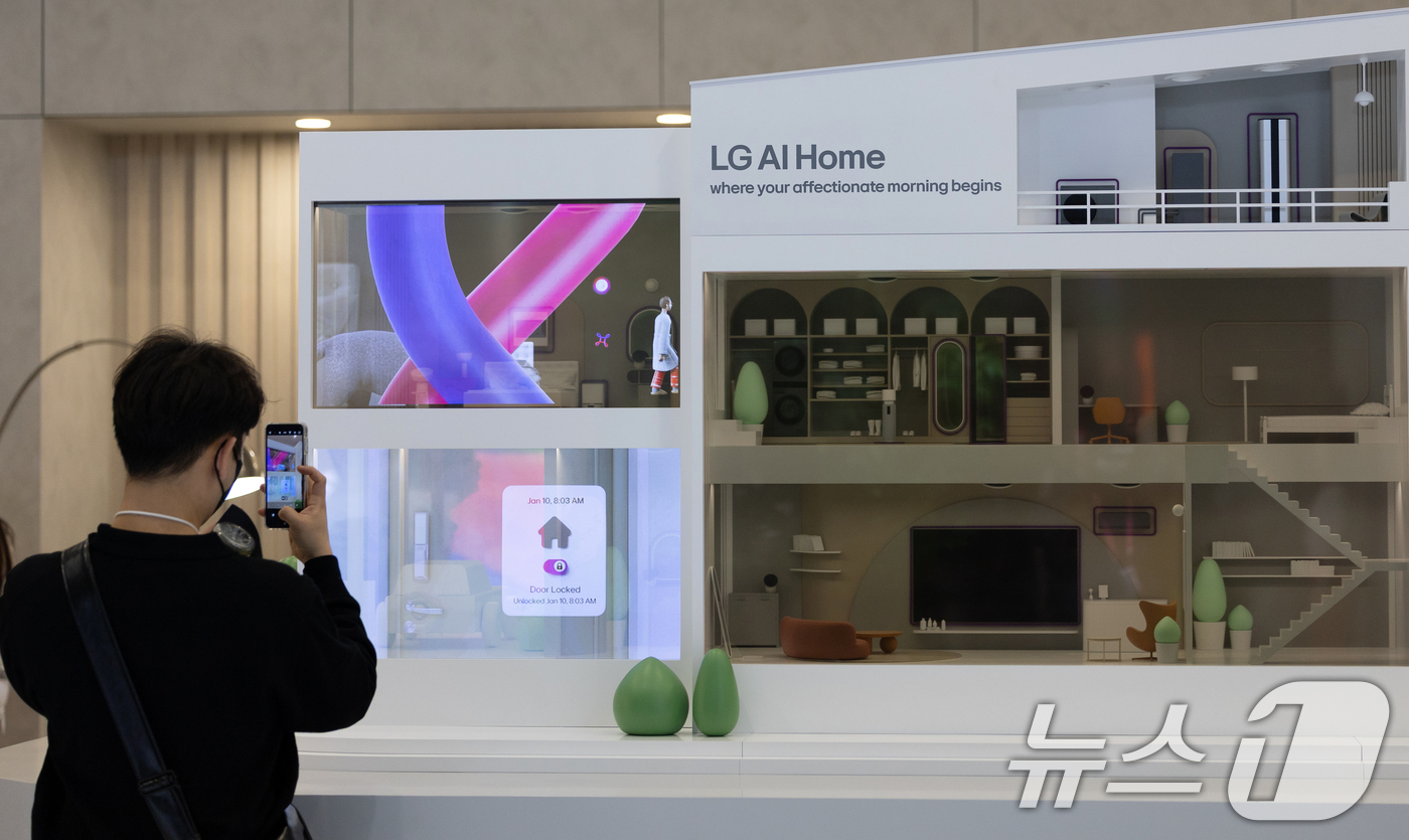 (서울=뉴스1) 이승배 기자 = 24일 서울 강남구 코엑스에서 열린 '2025 월드 IT쇼'를 찾은 관람객들이 부스를 둘러보고 있다.'AI로 디지털 대전환, 과학기술로 미래 선도' …