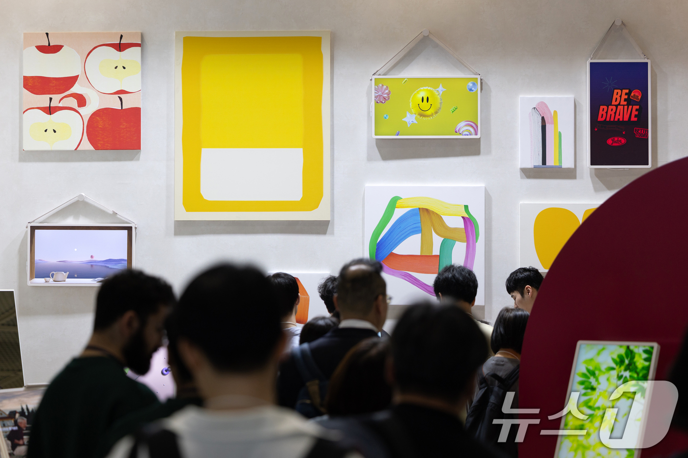 (서울=뉴스1) 이승배 기자 = 24일 서울 강남구 코엑스에서 열린 '2025 월드 IT쇼'를 찾은 관람객들이 부스를 둘러보고 있다.'AI로 디지털 대전환, 과학기술로 미래 선도' …
