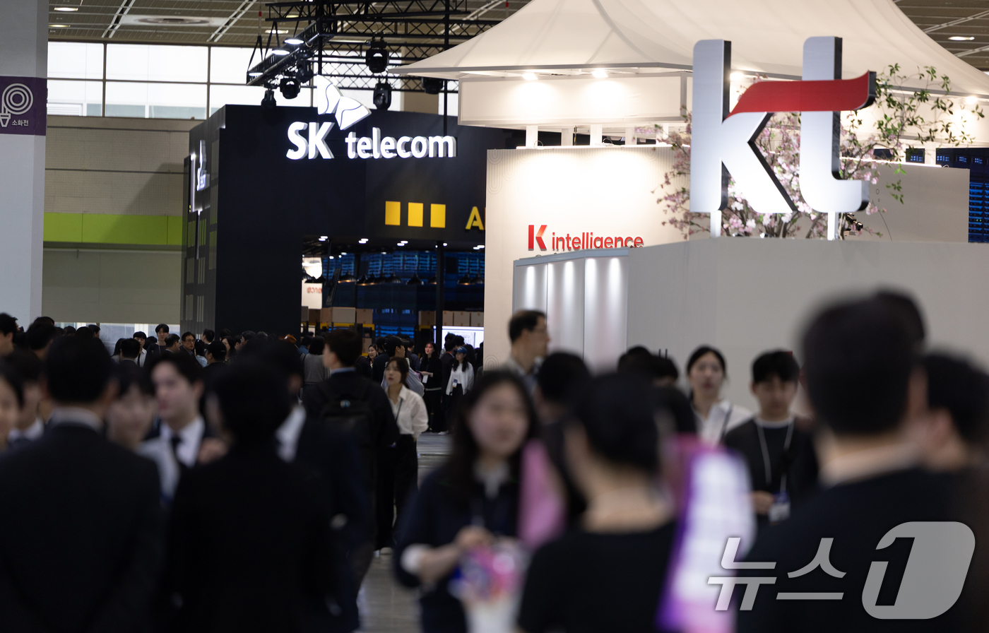 (서울=뉴스1) 이승배 기자 = 24일 서울 강남구 코엑스에서 열린 '2025 월드 IT쇼'를 찾은 관람객들이 부스를 둘러보고 있다.'AI로 디지털 대전환, 과학기술로 미래 선도' …
