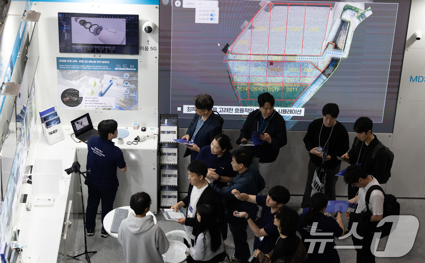 (서울=뉴스1) 이승배 기자 = 24일 서울 강남구 코엑스에서 열린 '2025 월드 IT쇼'를 찾은 관람객들이 부스를 둘러보고 있다.'AI로 디지털 대전환, 과학기술로 미래 선도' …