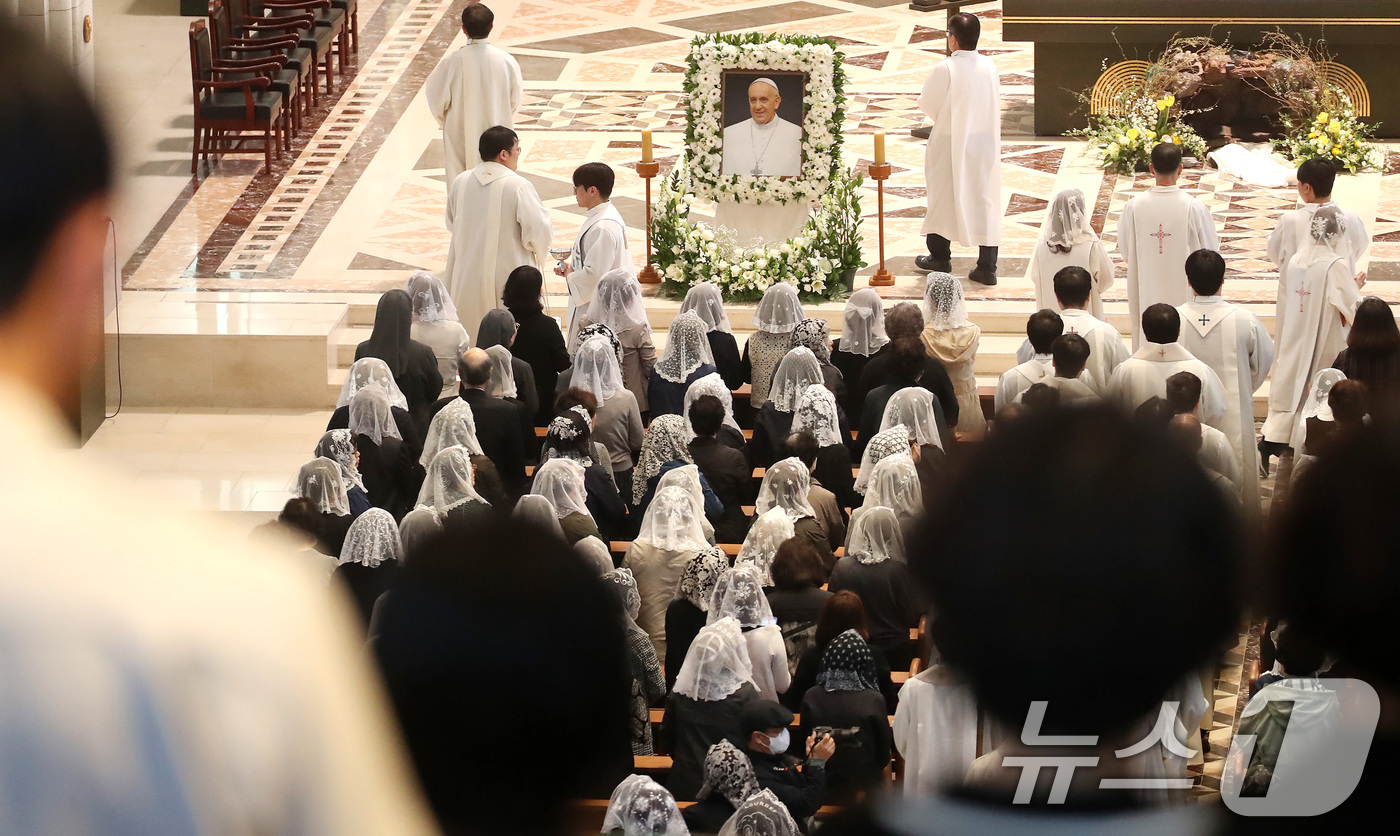 (대구=뉴스1) 공정식 기자 = 24일 오전 천주교 대구대교구 주교좌 범어대성당에서 신자들이 프란치스코 교황 추모 미사를 봉헌하고 있다. 2025.4.24/뉴스1
