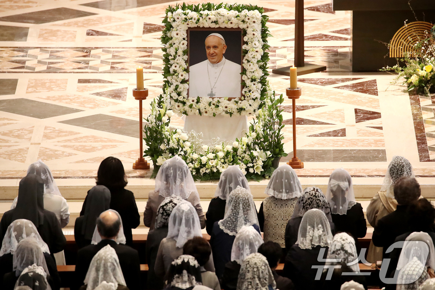 (대구=뉴스1) 공정식 기자 = 24일 오전 천주교 대구대교구 주교좌 범어대성당에서 신자들이 프란치스코 교황 추모 미사를 봉헌하고 있다. 2025.4.24/뉴스1