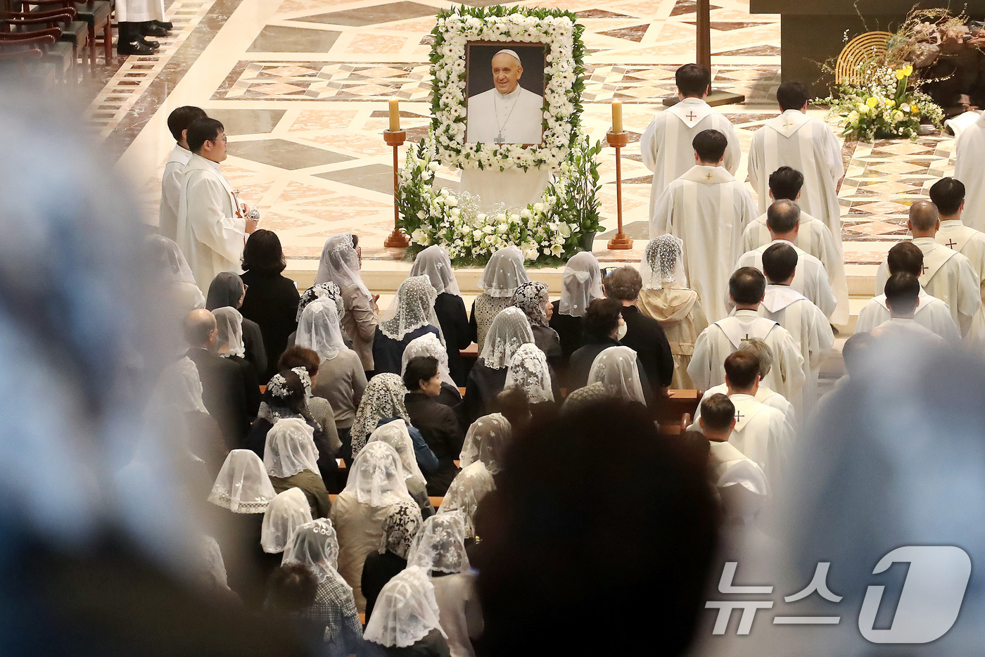 (대구=뉴스1) 공정식 기자 = 24일 오전 천주교 대구대교구 주교좌 범어대성당에서 신자들이 프란치스코 교황 추모 미사를 봉헌하고 있다. 2025.4.24/뉴스1