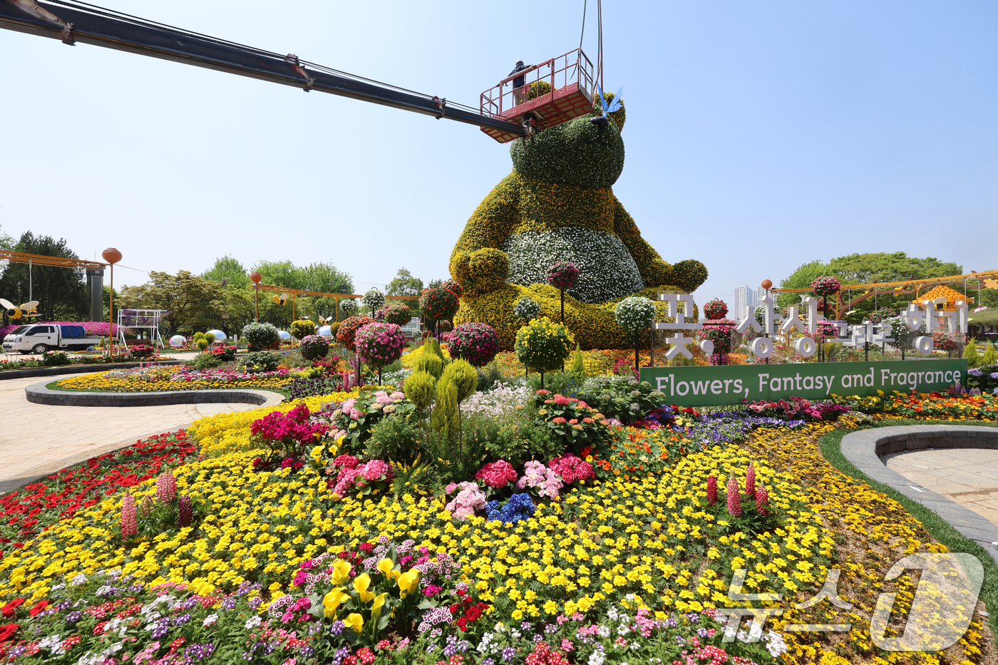 (고양=뉴스1) 황기선 기자 = '2025 고양 국제꽃박람회' 개막을 하루 앞둔 24일 경기 고양시 일산동구 일산호수공원에서 관계자들이 정원을 꾸미고 있다.오는 25일 개막해 다음 …