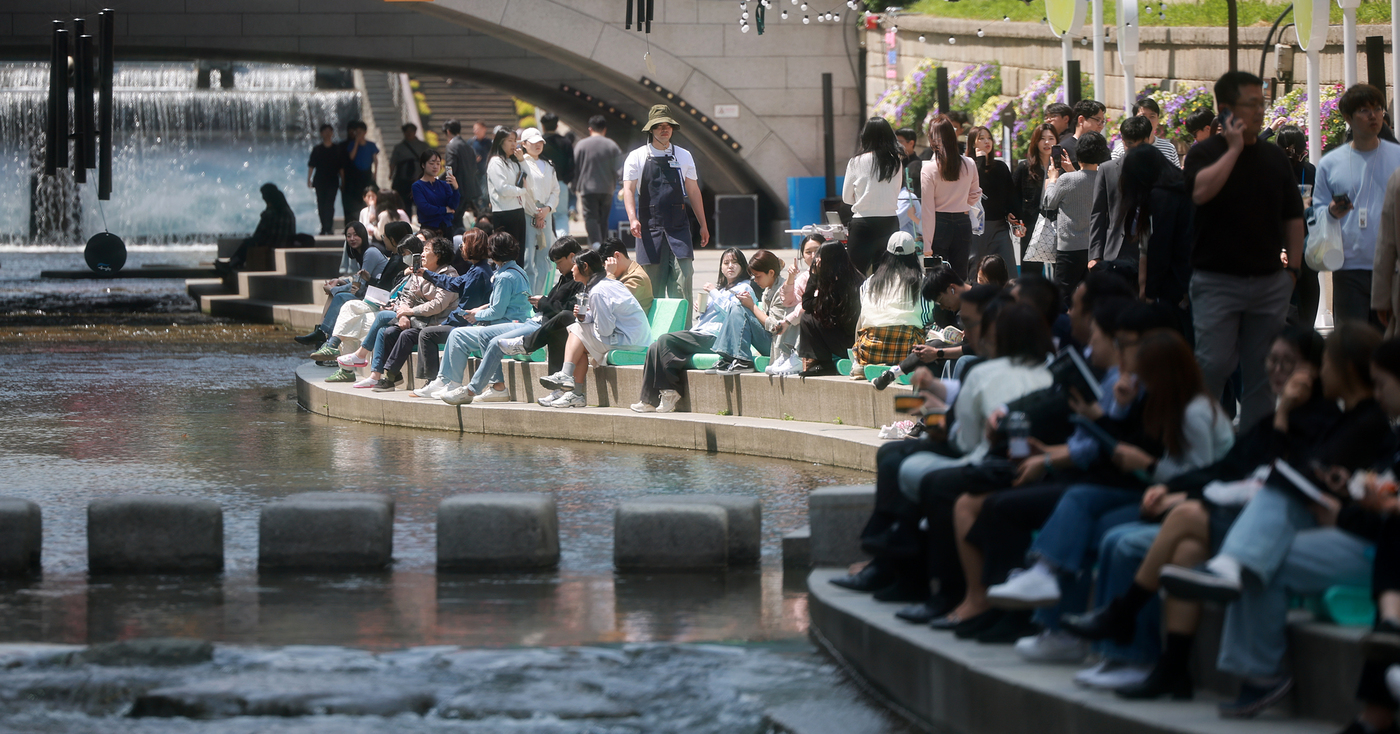 (서울=뉴스1) 김진환 기자 = 서울의 낮 최고기온이 20도를 기록하는 등 맑고 포근한 봄날씨를 보인 24일 오후 서울 중구 청계천을 찾은 시민들이 산책을 하고 있다. 다만, 당분 …