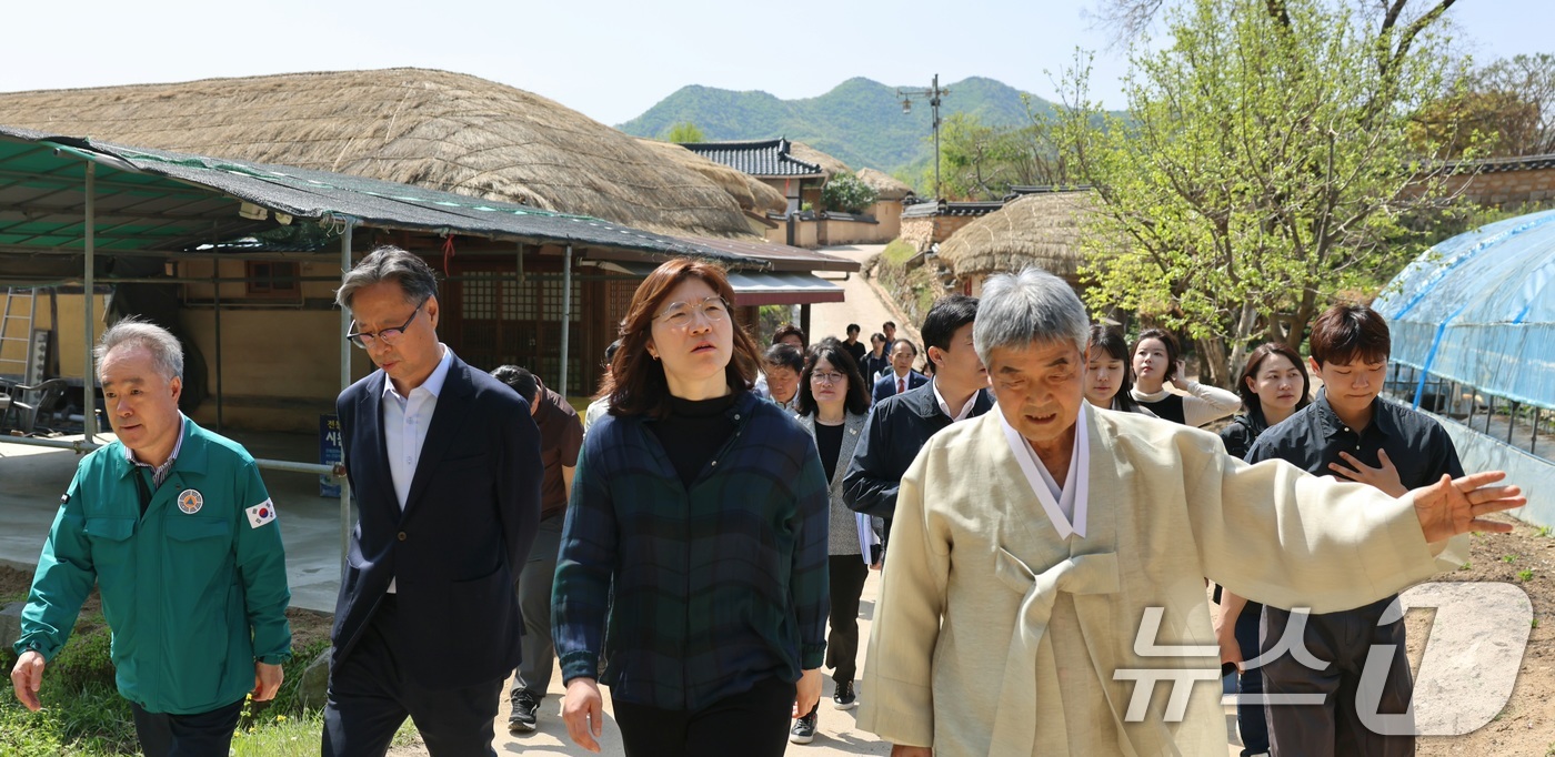 (서울=뉴스1) = 장미란 문화체육관광부 제2차관이 24일 산불 피해지역인 경북 안동을 찾아 관계자들과 하회마을 피해 현장을 살펴보고 있다. (문화체육관광부 제공. 재판매 및 DB …