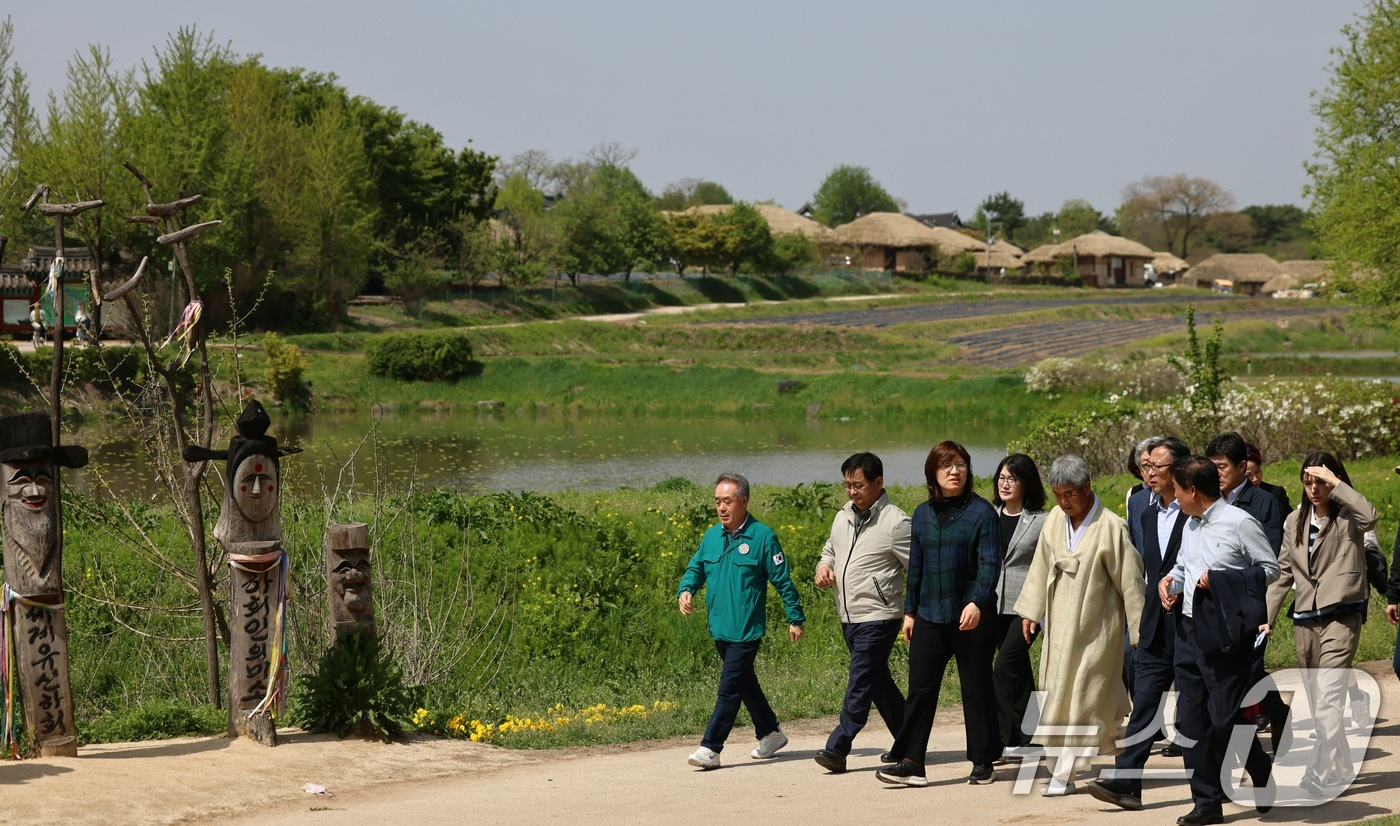 (서울=뉴스1) = 장미란 문화체육관광부 제2차관이 24일 산불 피해지역인 경북 안동을 찾아 관계자들과 하회마을 피해 현장을 살펴보고 있다. (문화체육관광부 제공. 재판매 및 DB …