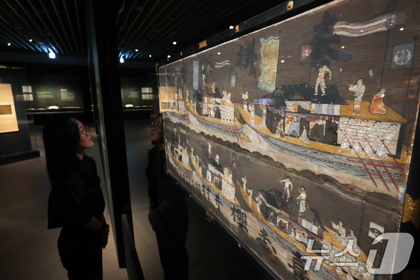 (서울=뉴스1) 신웅수 기자 = 24일 서울 종로구 서울역사박물관에서 열린 '마음의 사귐, 여운이 물결처럼' 조선시대 통신사 특별전에서 관람객이 유물을 살펴보고 있다.서울역사박물관 …