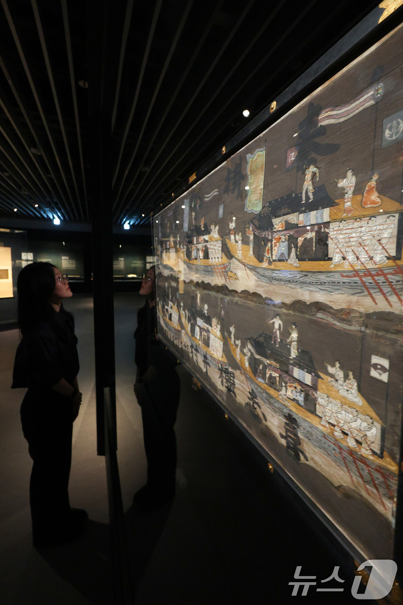 (서울=뉴스1) 신웅수 기자 = 24일 서울 종로구 서울역사박물관에서 열린 '마음의 사귐, 여운이 물결처럼' 조선시대 통신사 특별전에서 관람객이 유물을 살펴보고 있다.서울역사박물관 …