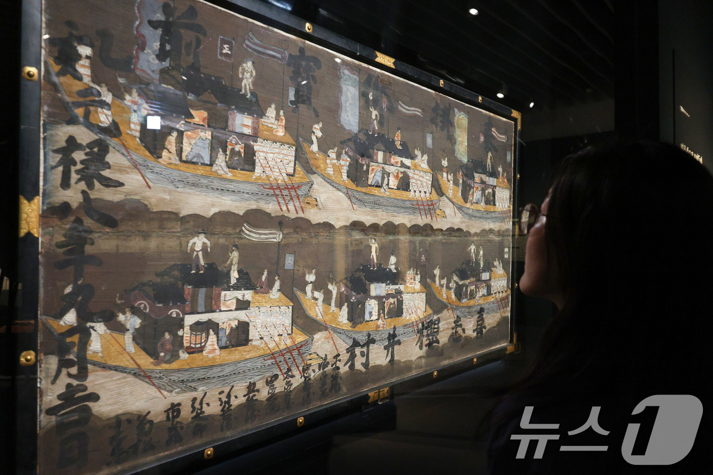 (서울=뉴스1) 신웅수 기자 = 24일 서울 종로구 서울역사박물관에서 열린 '마음의 사귐, 여운이 물결처럼' 조선시대 통신사 특별전에서 관람객이 유물을 살펴보고 있다.서울역사박물관 …