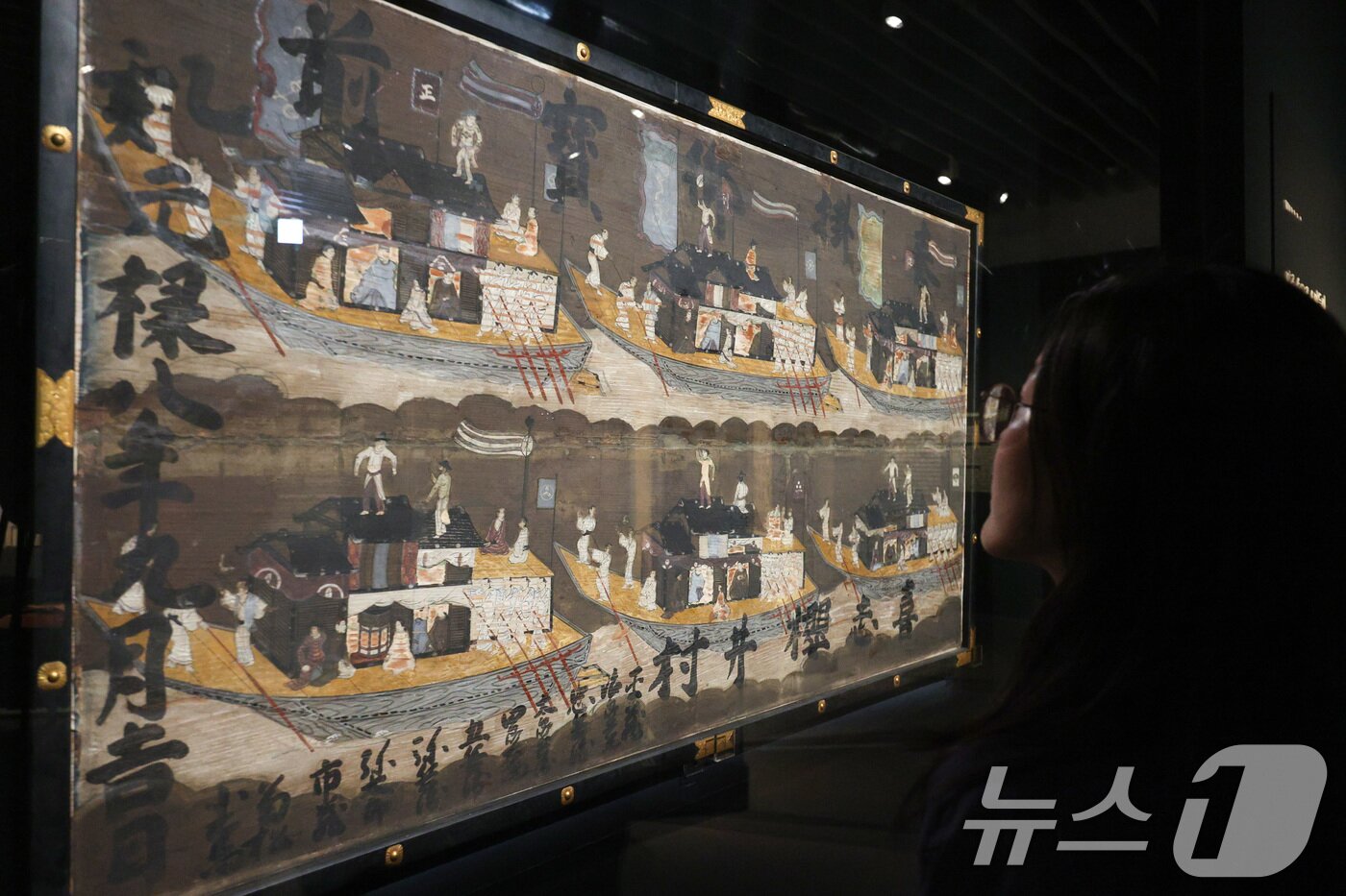 본문 이미지 - 한일 국교 정상화 60주년을 맞아 4월 25일부터 6월 29일까지 서울 종로구 서울역사박물관에서 열린 조선시대 통신사 특별전에서 관람객이 유물을 살펴보고 있다. /뉴스1 ⓒ News1 신웅수 기자