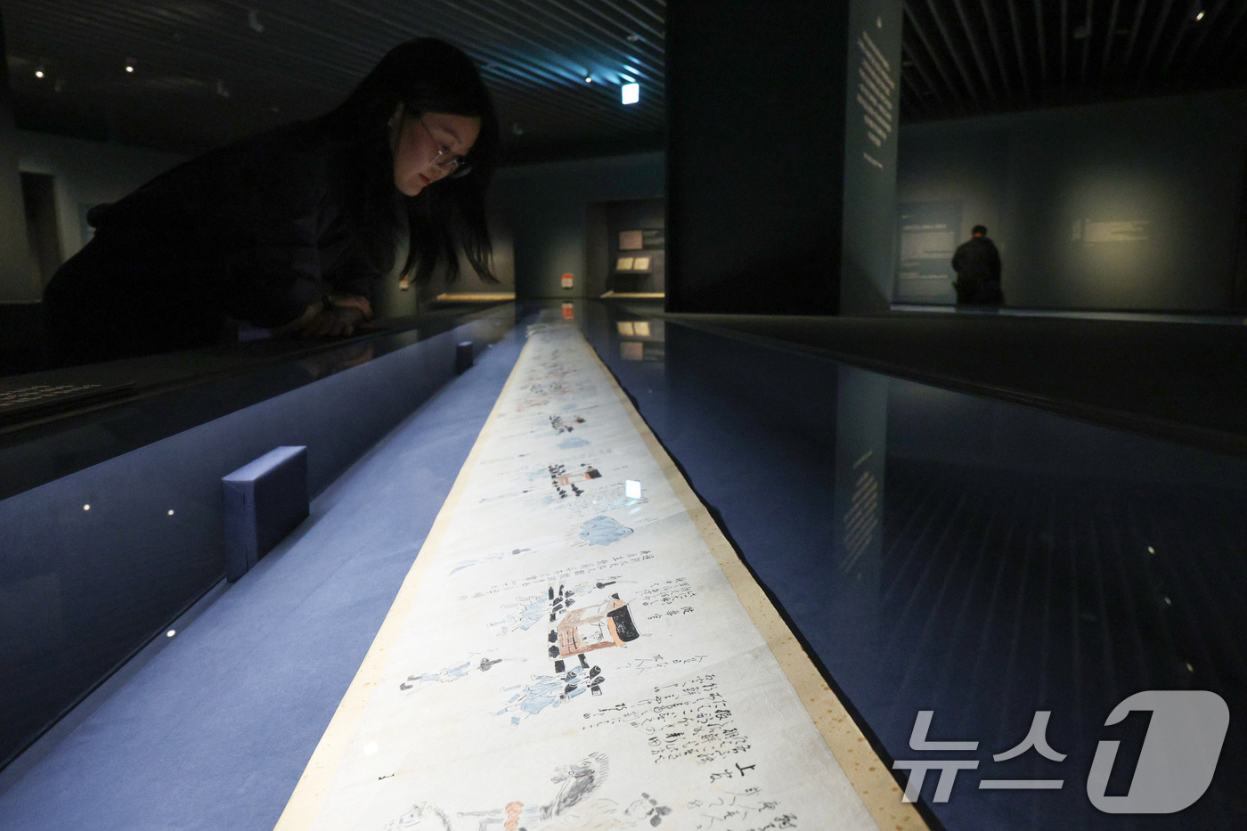 (서울=뉴스1) 신웅수 기자 = 24일 서울 종로구 서울역사박물관에서 열린 '마음의 사귐, 여운이 물결처럼' 조선시대 통신사 특별전에서 관람객이 유물을 살펴보고 있다.서울역사박물관 …