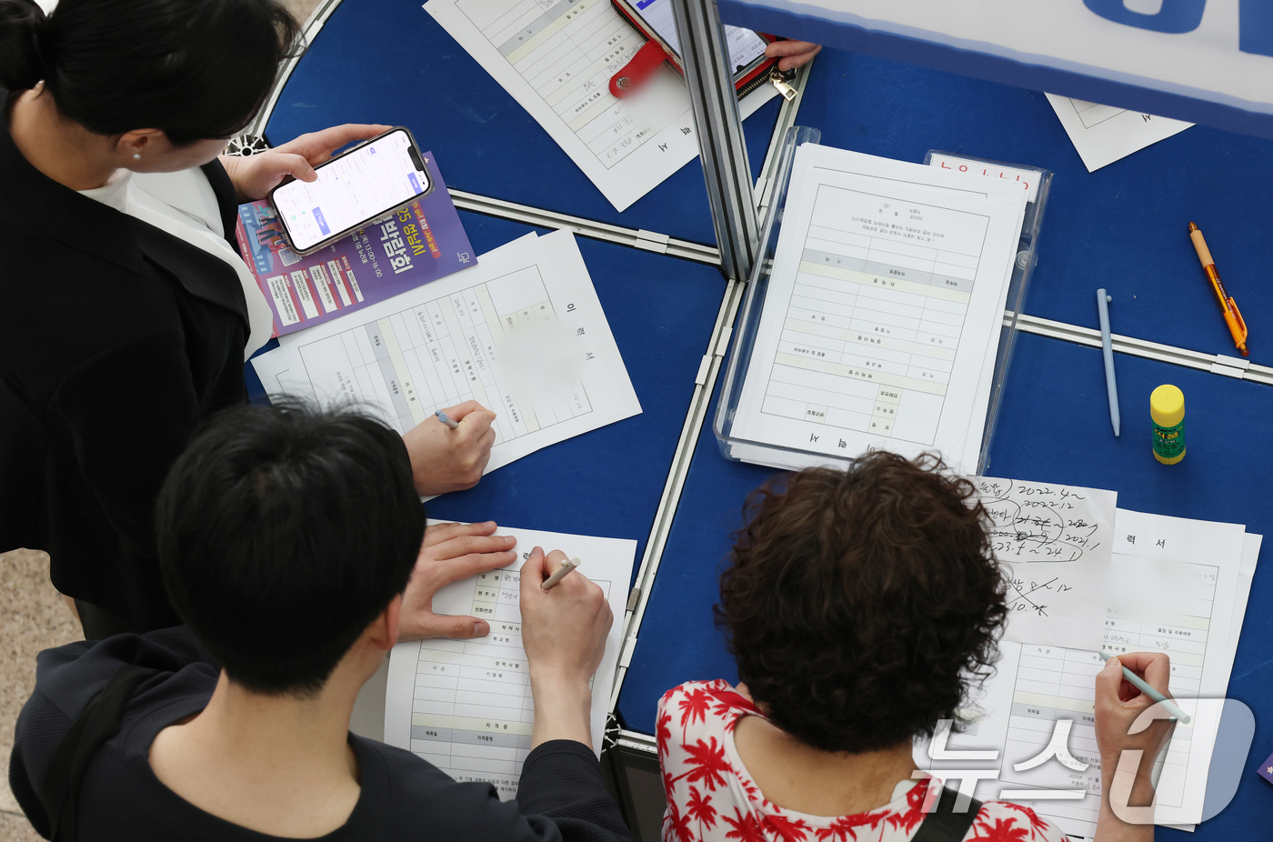 (성남=뉴스1) 김영운 기자 = 24일 오후 경기 성남시 중원구 성남시청에서 열린 '2025 성남시 취업박람회'에서 구직자들이 이력서를 작성하고 있다. 2025.4.24/뉴스1