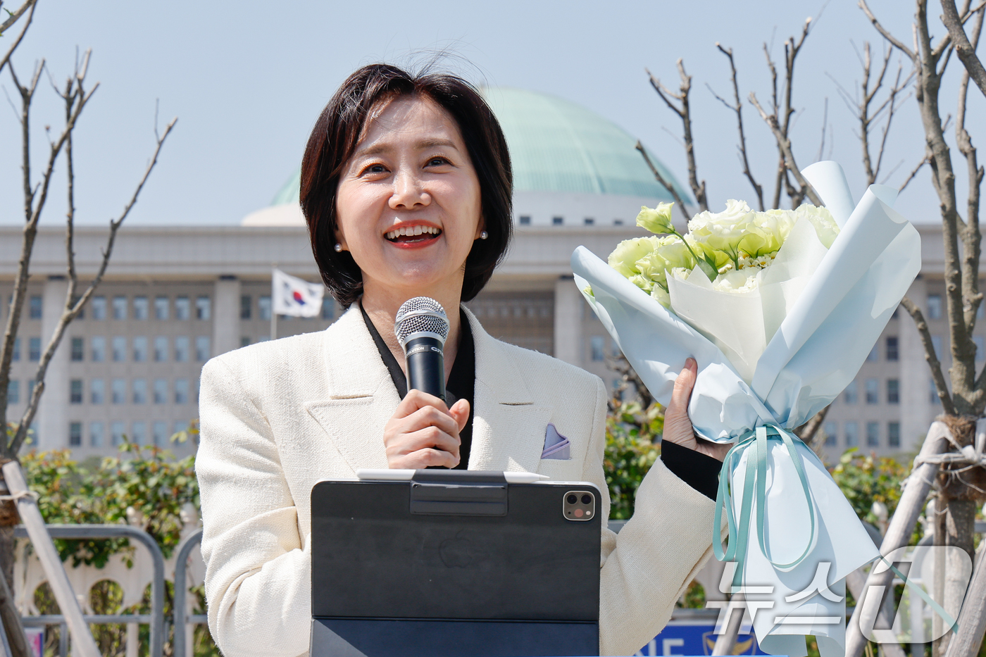 (서울=뉴스1) 안은나 기자 = 개혁신당을 탈당한 허은아 전 대표가 24일 오후 서울 여의도 국회 앞에서 제21대 대통령선거 출마를 선언하며 꽃다발을 들고 있다. 2025.4.24 …