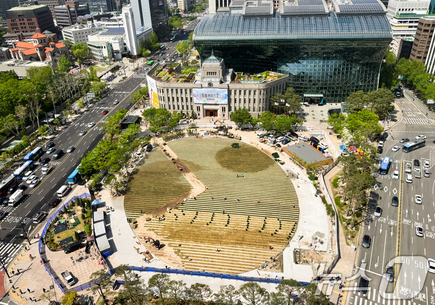 (서울=뉴스1) 허경 기자 = 24일 서울광장에 잔디 식재 작업이 이뤄지고 있다. 2025.4.24/뉴스1