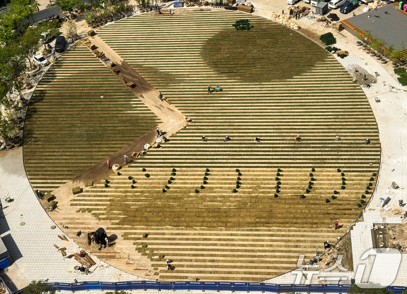 (서울=뉴스1) 허경 기자 = 24일 서울광장에 잔디 식재 작업이 이뤄지고 있다. 2025.4.24/뉴스1