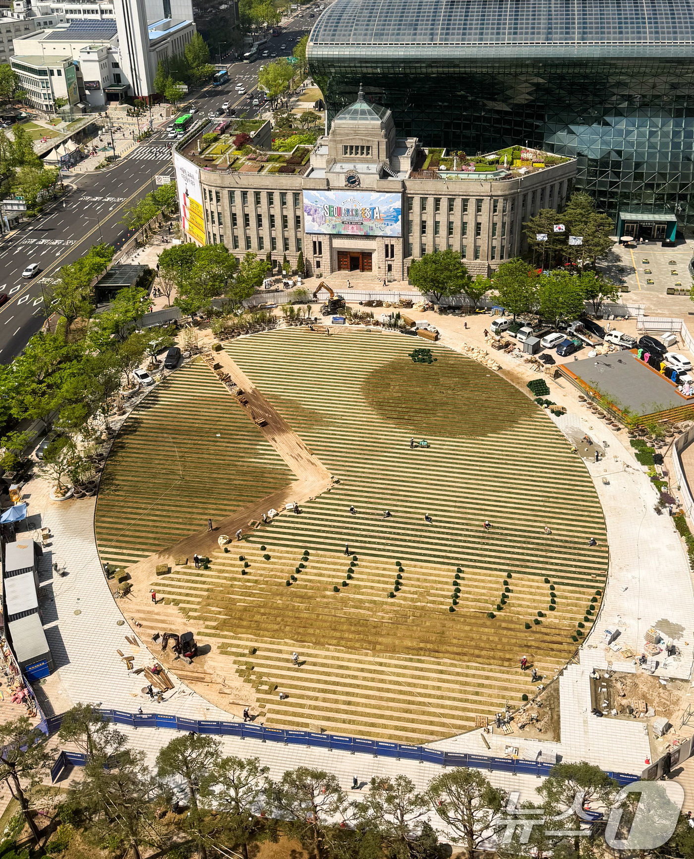 (서울=뉴스1) 허경 기자 = 24일 서울광장에 잔디 식재 작업이 이뤄지고 있다. 2025.4.24/뉴스1