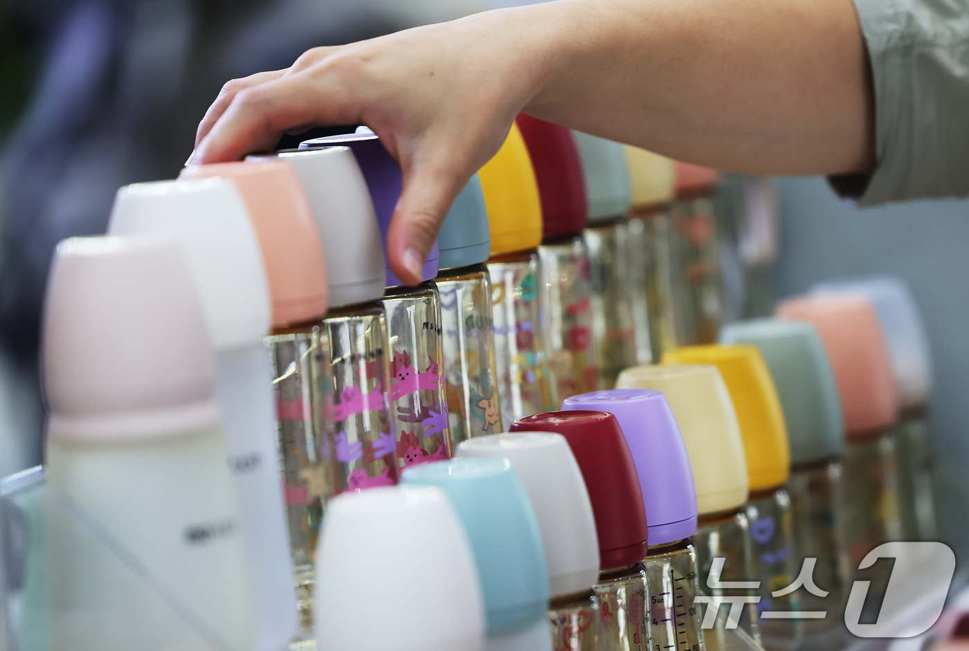 (인천=뉴스1) 장수영 기자 = 24일 인천 송도컨벤시아에서 열린 인천 베이비&키즈페어 유아교육전을 찾은 시민이 젖병을 고르고 있다. 2025.4.24/뉴스1