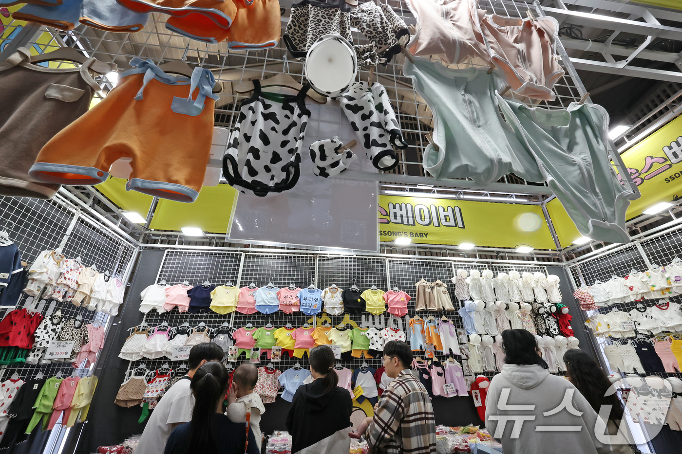 (인천=뉴스1) 장수영 기자 = 24일 인천 송도컨벤시아에서 열린 인천 베이비&키즈페어 유아교육전을 찾은 시민들이 아이용 옷을 살펴보고 있다. 2025.4.24/뉴스1