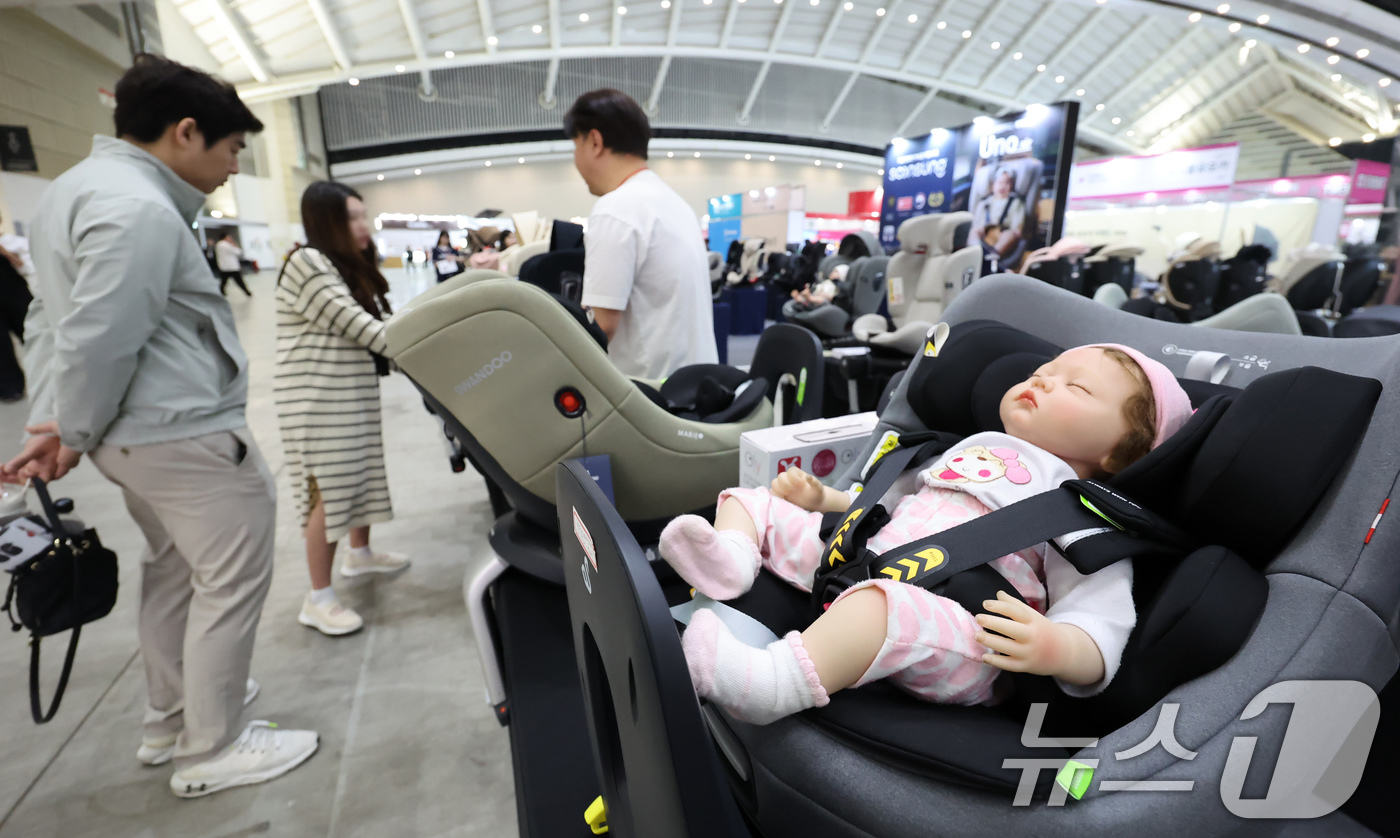 (인천=뉴스1) 장수영 기자 = 24일 인천 송도컨벤시아에서 열린 인천 베이비&키즈페어 유아교육전을 찾은 시민들이 카시트를 살펴보고 있다. 2025.4.24/뉴스1