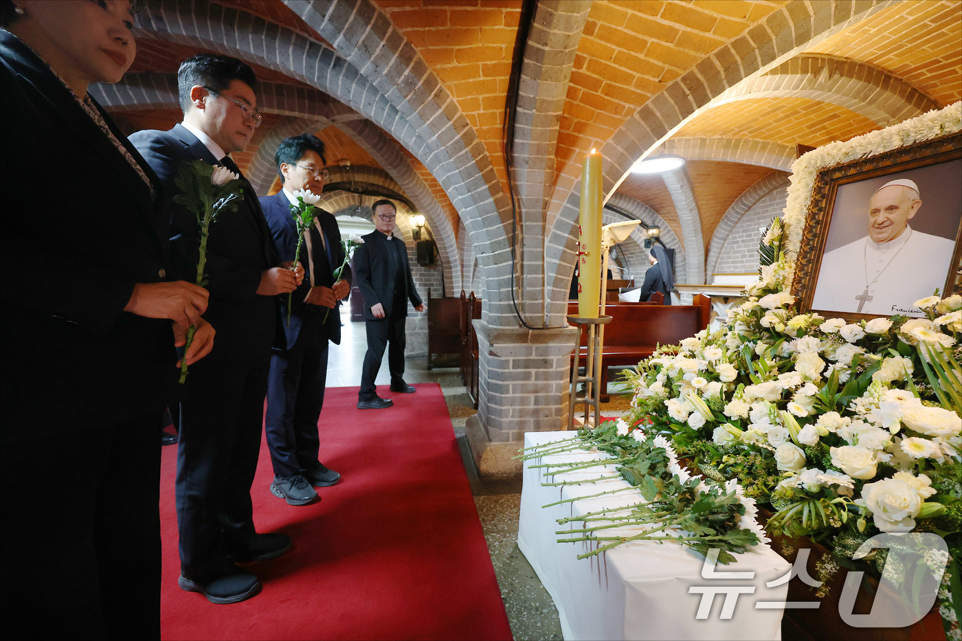 (서울=뉴스1) 국회사진취재단 = 박찬대 더불어민주당 당대표 직무대행 겸 원내대표와 전현희 최고위원, 정진욱 의원이 24일 오후 서울 중구 명동대성당 지하성당에 마련된 프란치스코 …