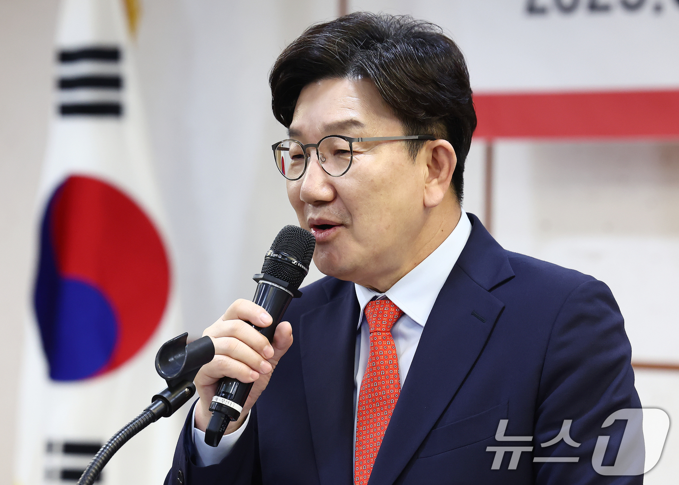 (서울=뉴스1) 김민지 기자 = 권성동 국민의힘 원내대표가 24일 서울 여의도 국회 의원회관에서 열린 대한민국 원전해체산업 육성전략 : 고리1호기를 중심으로 정책토론회에서 축사를 …