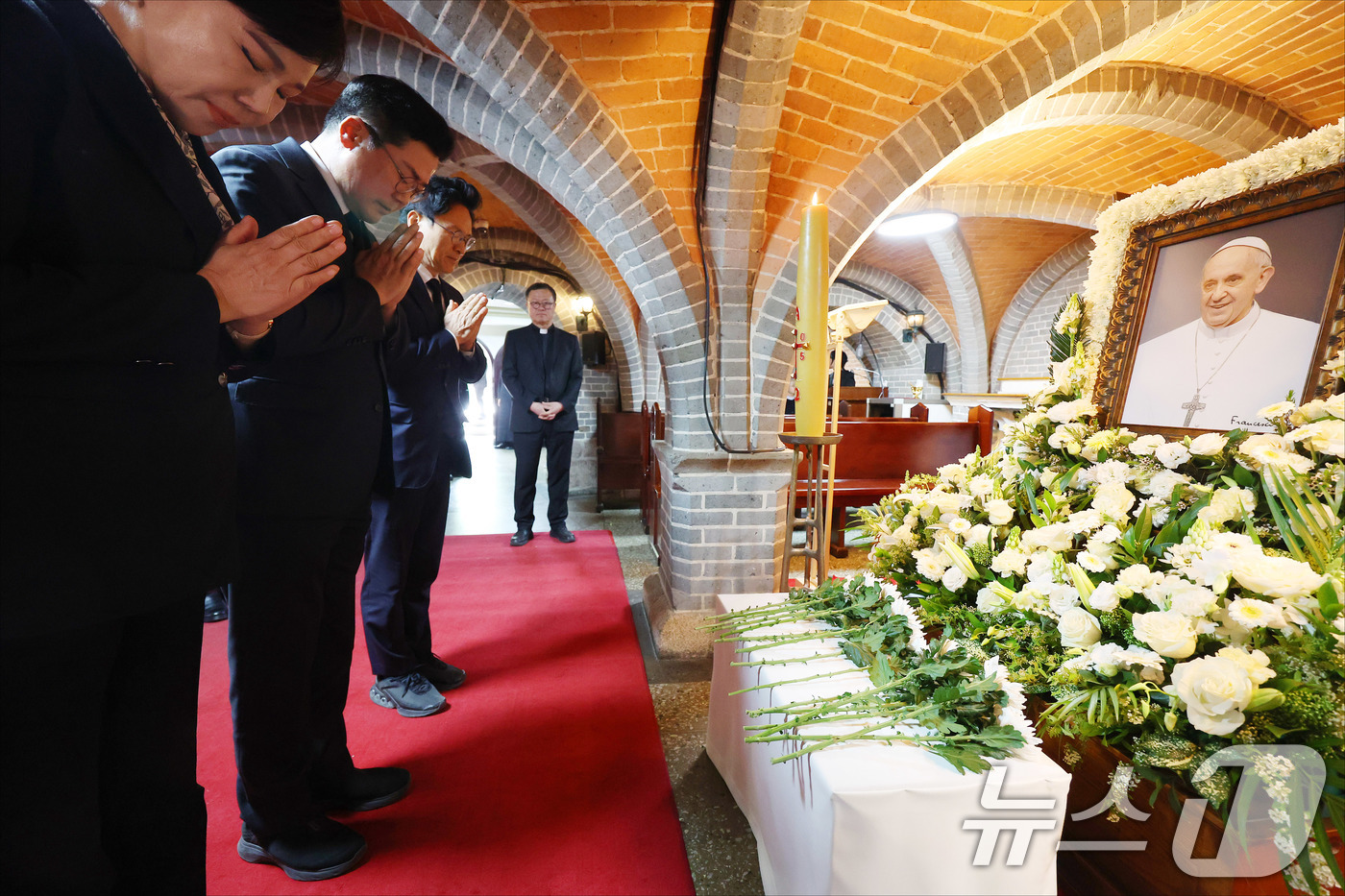 (서울=뉴스1) 국회사진취재단 = 박찬대 더불어민주당 당대표 직무대행 겸 원내대표와 전현희 최고위원, 정진욱 의원이 24일 오후 서울 중구 명동대성당 지하성당에 마련된 프란치스코 …