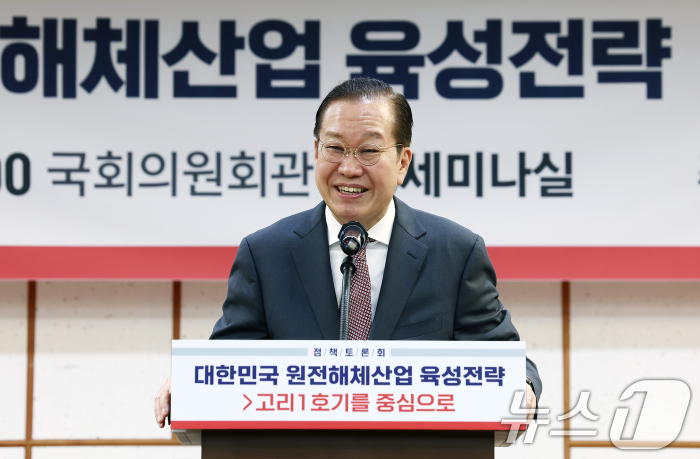 (서울=뉴스1) 김민지 기자 = 권영세 국민의힘 비상대책위원장이 24일 서울 여의도 국회 의원회관에서 열린 대한민국 원전해체산업 육성전략 : 고리1호기를 중심으로 정책토론회에서 축 …