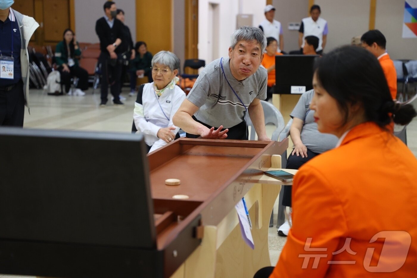 본문 이미지 - 24일 충북 충주시 호암체육관에서 열린 19회 충북장애인도민체육대회 슐런 종목에서 한 참가자가 신중한 표정으로 &#39;퍽&#39;을 던지고 있다.&#40;충주시 제공. 재판매 및 DB금지&#41;/뉴스1