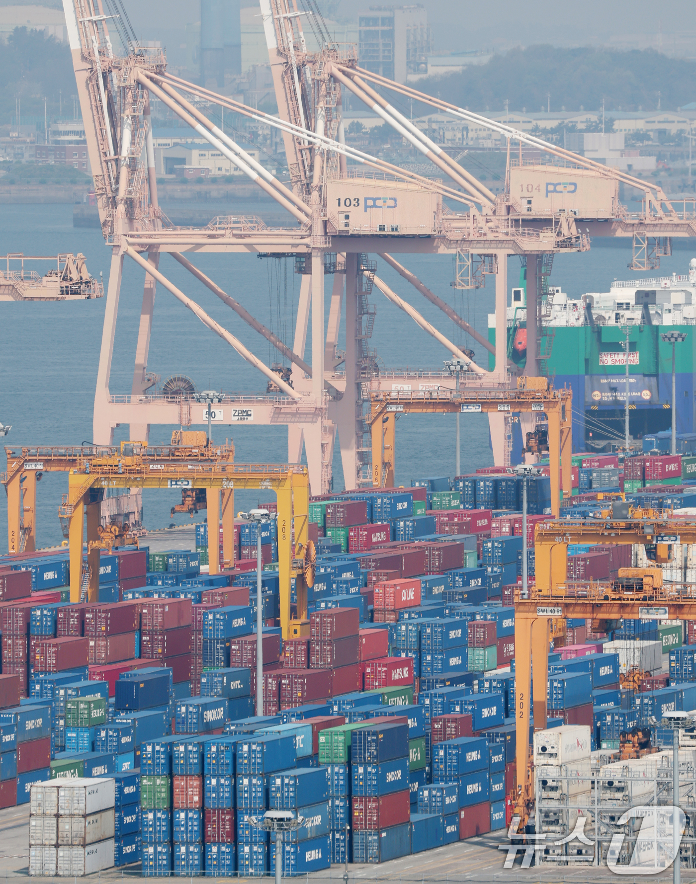 (평택=뉴스1) 김영운 기자 = 24일 경기 평택시 포승읍 평택항 수출 야적장에 컨테이너들이 쌓여있다.한국은행이 이날 발표한 2025년 1분기 실질 국내총생산(GDP) 속보치에 따 …