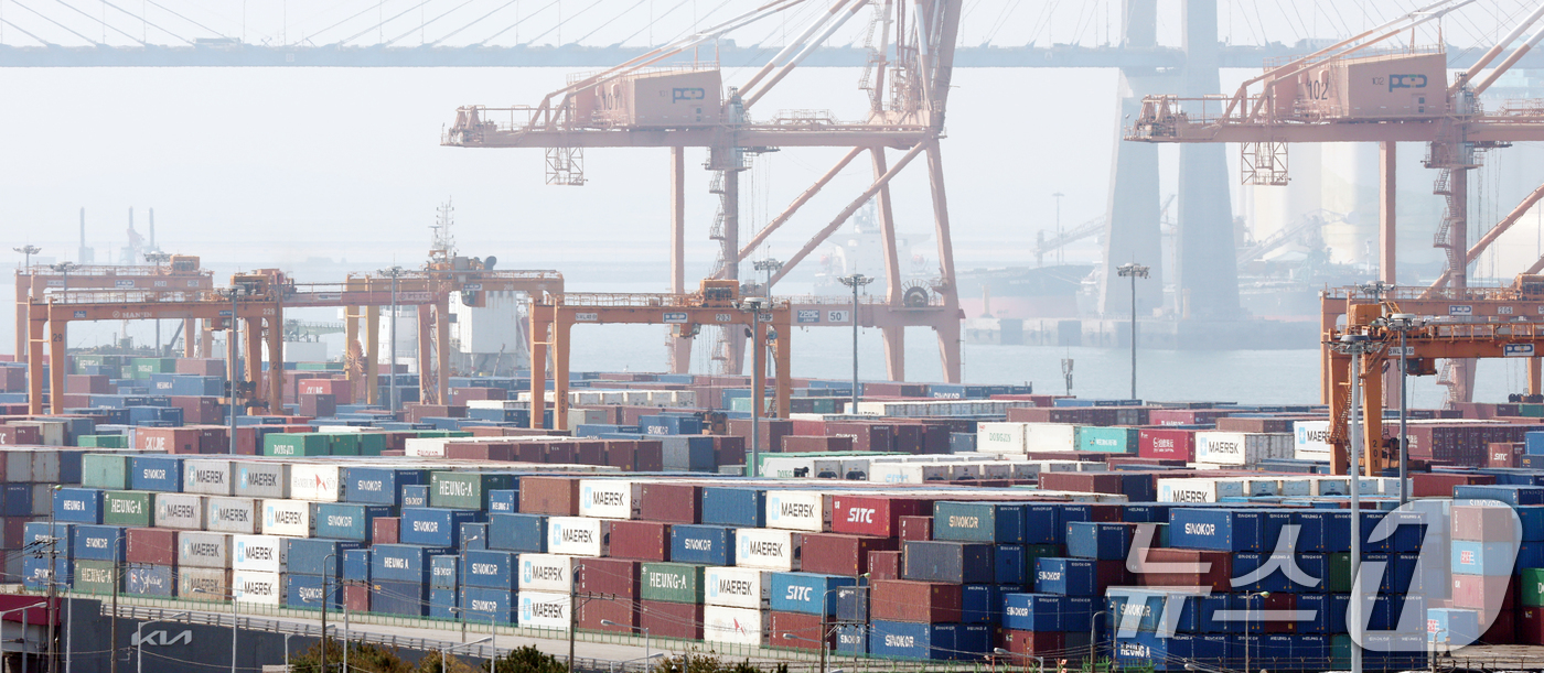 (평택=뉴스1) 김영운 기자 = 24일 경기 평택시 포승읍 평택항 수출 야적장에 컨테이너들이 쌓여있다.한국은행이 이날 발표한 2025년 1분기 실질 국내총생산(GDP) 속보치에 따 …