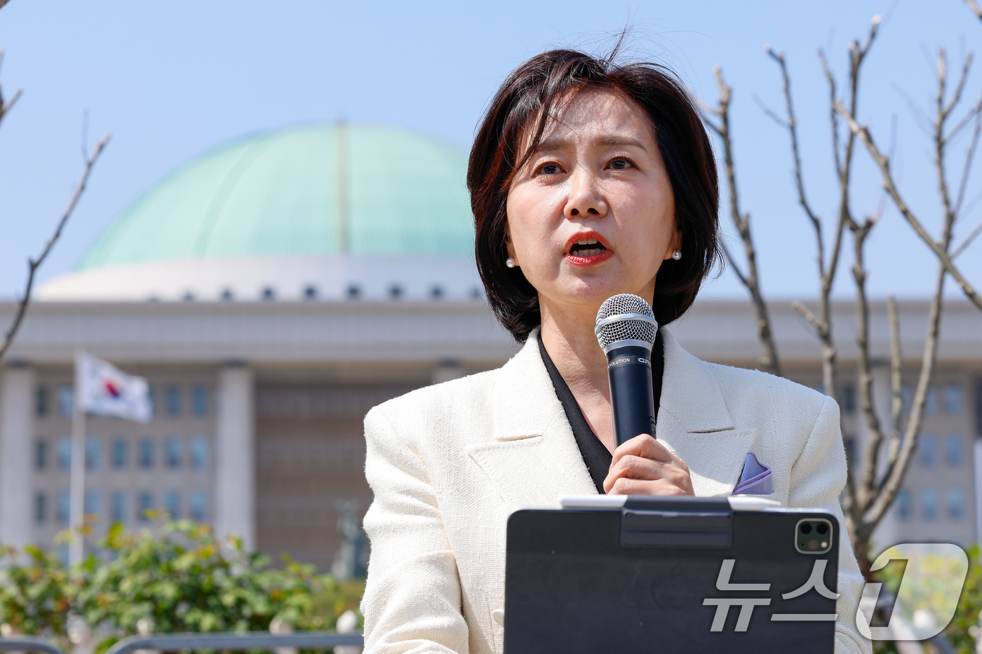 (서울=뉴스1) 안은나 기자 = 개혁신당을 탈당한 허은아 전 대표가 24일 오후 서울 여의도 국회 앞에서 제21대 대통령선거 출마를 선언하고 있다. 2025.4.24/뉴스1